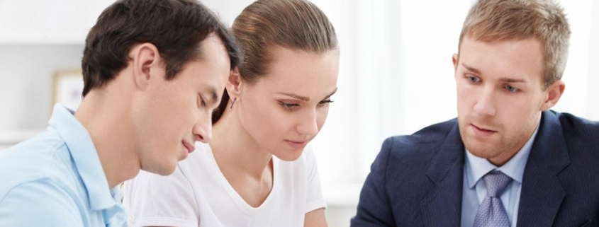 Fotografia de varios abogados consultando documentación